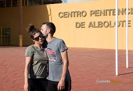 Tristezas que me acompañan, tristezas que ya traía; Alejandro Fernandez Entra En Prision Con Ganas De Seguir Luchando Video