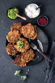 Glutenfreie Und Vegane Kurbis Zucchini Puffer Rezept Rezepte Zucchini Puffer Und Lebensmittel Essen