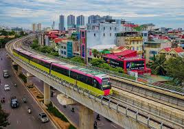 Tàu điện đi qua phía trên một tuyến đường đông đúc ở Hà Nội