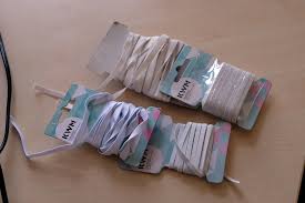 Mit einem klick deine neue karriere als heimarbeit verpackung starten! Gesichtsmasken In Heimarbeit Mitarbeiter Der Kleiderkammer Sitzen Wieder An Der Nahmaschine Johannisthal