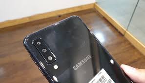 Samsung galaxy a7 (2018) yang mempunyai tiga kamera utama, memasuki tahun 2021 dijual dengan harga rp 3 juta hingga rp 4 jutaan. Spesifikasi Dari Samsung Galaxy A7 2018