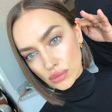 She is a model and actress known for her appearances in the sports illustrated swimsuit issue between 2007 and 2014. Irina Shejk Vyshla V Svet Bez Bredli Kupera Na Fone Sluhov O Rasstavanii Vokrug Tv