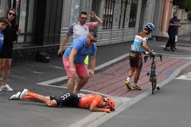 Les organisateurs du tour de france ont annoncé leur volonté de porter plainte contre la spectatrice à l'origine samedi de la grosse chute survenue à 45 kilomètres de l'arrivée de la première étape à landerneau, ayant notamment entraîné le premier abandon du tour, celui de l'allemand jasha. Alessandro De Marchi Abandonne Le Tour De France A La Suite D Une Chute L Equipe