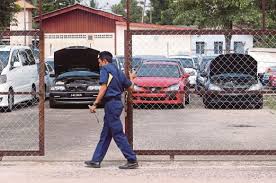Bila kereta dah sampai ke puncak bukit. Satu Kereta Tiga Identiti