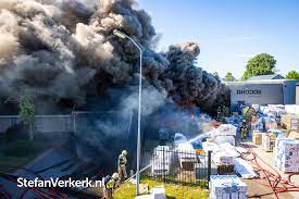 Zelfs bedrijven uit de buurt kwamen de brandweer helpen met het toevoeren van water. Grip 1 Zeer Grote Brand Bedrijfspand Elzenweg Zuiderzeestraatweg Oldebroek Foto S Stefan Verkerk Fotografie Webdesign
