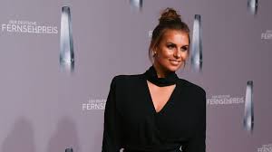 In fußballprofi simon zoller (26) hat die schönheit ihre große liebe gefunden. Tv Moderatorin Laura Wontorra Gewahrt Tiefe Einblicke Im Mega Knappen Mini Stars