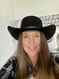 Ellen Jester's Instagram, Twitter & Facebook