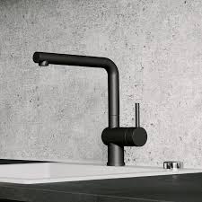 Nos mitigeur de cuisine peuvent être monotrou ou trois trous rappelant l'esthétique des robinets mélangeurs, mais gardant leur respect pour l'environnement grâce à leur débit d'eau contrôlé. Blanco Robinet Cuisine Linus Noir Mat Mitigeur Moderne 525806 Cuisissimo Mitigeur Robinet Mitigeur Cuisine