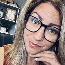 Debra Honaker's Instagram, Twitter & Facebook