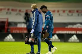 leaps onto auba too late! Bukayo Saka Injury Arsenal Star Suffers Thigh Problem Vs Sheffield United Evening Standard