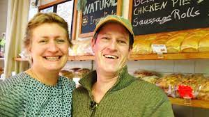 In deutschland blüht petra wieder auf und sie versucht herauszufinden, wo ihre zukunft liegt: Goodbye Deutschland Schon Wieder Krebs Drama Bei Auswanderer Show News De