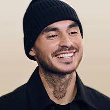 Lora Stratton's Instagram, Twitter & Facebook