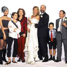 En el neolítico, se vuelve sedentario y se dedica a la agricultura, con sociedades cada vez más complejas donde va cobrando importancia la religión, como se puede ver en los monumentos megalíticos, y comienza la producción de piezas de artesanía. Los Serrano Tiene Sentido Ver La Serie Que Peor Aguanta El Paso Del Tiempo En Pleno 2020 Gq Espana