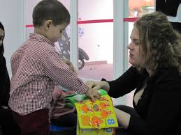 Bebe De 20 Meses Con La Profesora De Ingles Leyendo Un Cuento Y Participando De Manera Interactiva Clases De Estimula Profesores De Ingles Leer Un Cuento Bebe