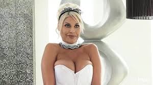 Das blonde Hausmädchen Bridgette B mit dicken Titten putzt den Schwanz  ihres Chefs, nachdem er sich über ihre Arbeit beschwert hat