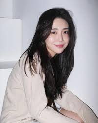 權珉娥 （ 韓語：권민아 gwon min a ，英語： kwon min a ，1993年9月21日 － ），藝名 珉娥 （ 韓語：민아 min a ，英語： min a ）， 韓國 女 藝人 ，名字曾錯譯為 權珉阿 和 權玟娥 ，曾為 fnc娛樂 旗下女子組合 aoa 之副唱、領rapper、貝斯手。 Aoaæƒç‰å¨¥å†å'æ–‡è°ˆå–å…³é˜Ÿå‹ä¸æ»¡é‡'é›ªç‚«é¿è°ˆéœ¸å‡Œ æ‰‹æœºæ–°æµªç½'
