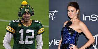 Learn all about the etiquette of male engagement rings and shop for a style he'll love. Aaron Rodgers Fiancee Spotted For First Time Since Engagement But Without A Ring Pics Total Pro Sports