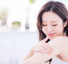 Perawatan wajah agar terlihat lebih putih tidak hanya untuk wanita lho, pria pun bisa merawat wajah mereka agar terlihat lebih putih dan cerah. 10 Rekomendasi Krim Dan Lotion Pemutih Agar Badan Tampak Putih Dan Cantik 2020