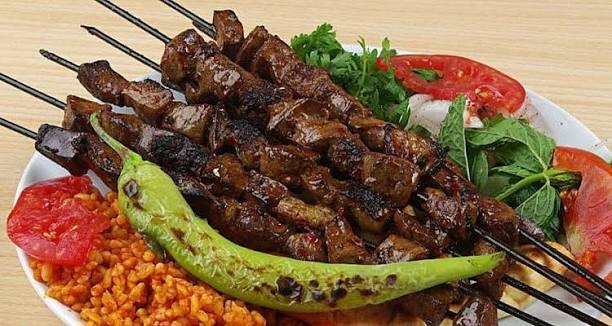 Şanlıurfa’nın yöresel yemekleri, doğal otları ve yerel ürünleri sürdürülebilir gastronomi anlayışıyla buluşturuluyor. Menüler 15 günde bir QR kod sistemiyle güncellenecek.