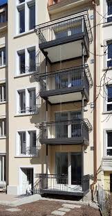 Anbaubalkon Fur Mehrfamilienhaus Mit Sonneschutz Und Gelander Am Gelander Sind Korbe Fur Pflanzkisten Angebracht Entwasserun Familien Haus Balkon Anbaubalkon
