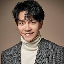 Lee seung gi was born in 1987 debuted in 2004 as a singer and expanded into acting as well. Lee Seung Gi Bio Age Net Worth Height Single Nationality Body Measurement Career