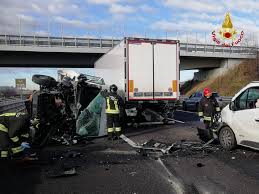 Incidente sull'a1, lunghe code tra il bivio con l'a3 e l'uscita centro direzionale. Mattinata Di Incidenti In A1 E A14 Due Persone Morte E Due Feriti Code Per 5 Km Corrieredibologna It