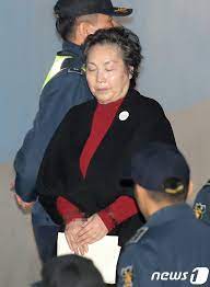 이철희 장영자 어음 사기 사건은 1982년 5월 4일, 사채시장의 '큰손'으로 불리던 장영자와 남편 이철희가 어음사기 혐의로 검찰에 구속되면서 일어난 대규모 어음 사기사건이다. í°ì† ìž¥ì˜ìž ì´ìˆœìžê°€ ëª…ì˜ˆí›¼ì† ê³ ì†Œ ê²½ì°° ë¬´í˜ì˜ æª¢ ì†¡ì¹˜ ë‰´ìŠ¤ ë™ì•„ë‹·ì»´
