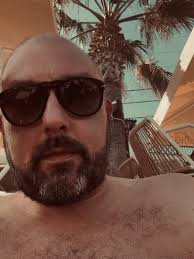 Snovi pisani po kaldrmi Zezanju je kraj Urke, gotovo! Još par koraka, a  onda ni slovo, Mi smo se nekada zezali, štosa radi, Danas, nas zezaju  lauferi. A to se ne radi.