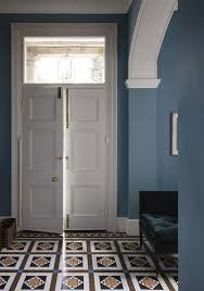 Gray living room paint comes in many different shades and hues, including falcon gray, charcoal and slate gray. Stilnyj Interer S Pomoshyu Krasok Novye Vdohnoveniya Ot Paint Paper Foto Idei Dizajn Hallway Decorating Colours Hallway Colours Paint And Paper Library