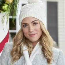 Brooke Nevin as Elle Bennett