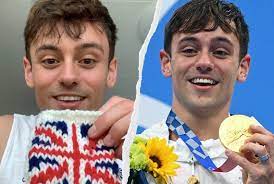 Tom daley of team great britain poses after winning the gold medal for men's synchronised 10m platform final on day three of the tokyo 2020 olympic games. 7iq4v 3js4lhhm