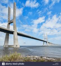 Mit 17,2 km die längste brücke in europa. Vasco Da Gama Brucke Die 17 Km Kabel Brucke Uberspannt Den Fluss Tejo In Der Nahe Von Lissabon Portugal Verbracht Stockfotografie Alamy