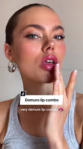 Douglas Lip Volumizing Gloss