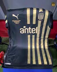 Es así, que, para partidos internacionales, han sido utilizadas camisetas de colores rojo, y azul, distintos a los tradicionales, especialmente en la década de 1960 y 1970. 9lhik7cc7szlim