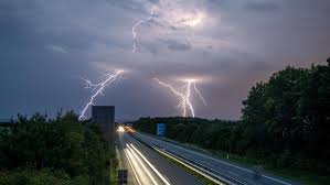 In der schweiz braut sich heute mittwochabend ein heftiges unwetter zusammen. Elrgcuquyqmwtm