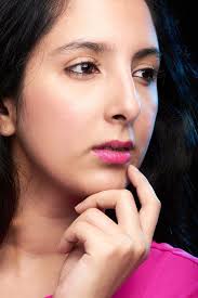 Olhar Da Menina De Yong No Lado Foto de Stock