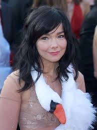 Bjork Oh So Quiet Gif Bjork A La Ceremonie Des Oscars 2001 Nouvelle Photo Styles De Coiffures Cheveux Beaute Coiffure