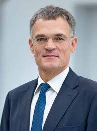 Robert Galik's Instagram, Twitter & Facebook