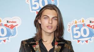 Damian hurley geschrieben, eine beeindruckende foto als er feiert 18ten geburtstag (bild: Damian Hurleys Erster Model Job Nach Tod Seines Vaters Promiflash De