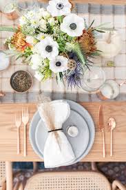 A Rustic Modern Thanksgiving Table Setting Sugar And Charm In 2020 Modern Thanksgiving Table Thanksgiving Table Settings Modern Thanksgiving Table Settings