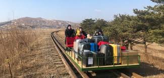 Pyongyang (3 255 288 ab. I Diplomatici Russi Che Lasciano La Corea Del Nord Su Un Carrello Ferroviario Spinto A Mano