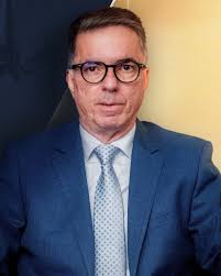 Olá, meu nome é Lucas Stott, sou advogado aqui no Macedo Paranhos  Advocacia. Hoje vamos falar sobre as principais hipóteses de isenção do  Imposto de Renda. Você sabia que algumas situações permitem