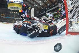 Liga sowie die mysports league als auch die swiss women hockey league b per sofort abzubrechen. Eishockey Die Halbe Eishockey Liga Der Schweiz Hangt Am Tropf Der Milliardare