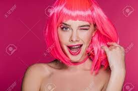 Aufgeregtes Nacktes Mädchen Zwinkert Und Posiert In Neonrosa Perücke,  Isoliert Auf Rosa Lizenzfreie Fotos, Bilder und Stock Fotografie. Image  117874615.