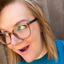 Betsy Dewitt's Instagram, Twitter & Facebook