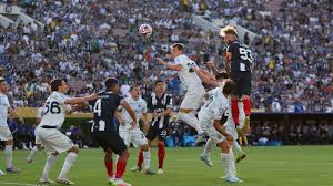 La especialidad de la casa: Sergio Ramos marcó un golazo de cabeza para Monterrey ante Inter