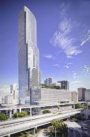 Por motivos todavía desconocidos, se derrumbó parte de un edificio en una localidad turística estadounidense a unos 10 kilómetros al norte de miami beach. Miami Tower Brickell Avenue Downtown Miami Arquitectura Postmoderna Edificios Modernos Diseno Urbano Arquitectura