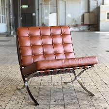 De barcelona chair is echter de inspiratie voor een groot aantal (veel goedkopere) replica's en andere meubelstukken. Barcelona Chair Cognac Mies Van Der Rohe Furnpact