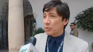 Sucre Autoridades de la región incluido el Gobernador Efrain Balderas, el  secretario general Ricardo Zarate, director del SEDES Enrique Leaño,  presidente de la asamblea Luciano Quispe y otros, ingresan en aislamiento  por