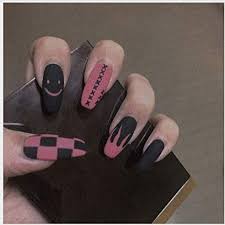 Uñas con flores rosas y rayas negras y blancas. Diseno De Unas En 2021 Unas De Acrilico Largas Unas Postizas De Gel Unas De Gel Con Purpurina